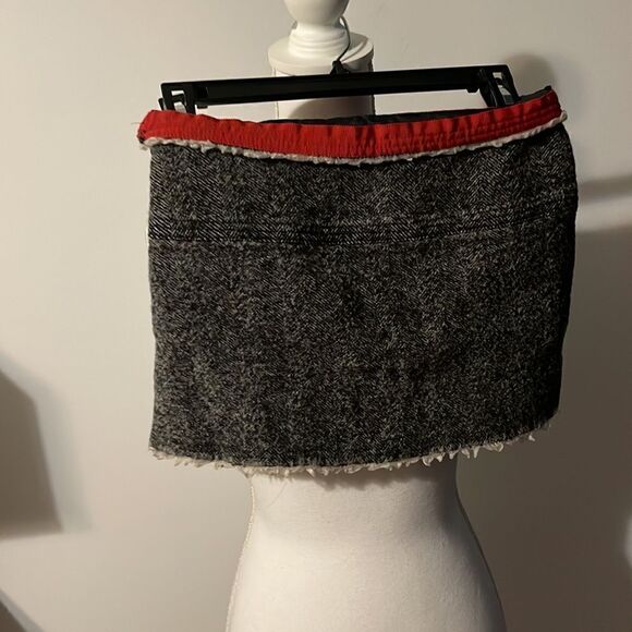 Woman’s mini skirt, size 2 J. Crew grey and red - Picture 3 of 3